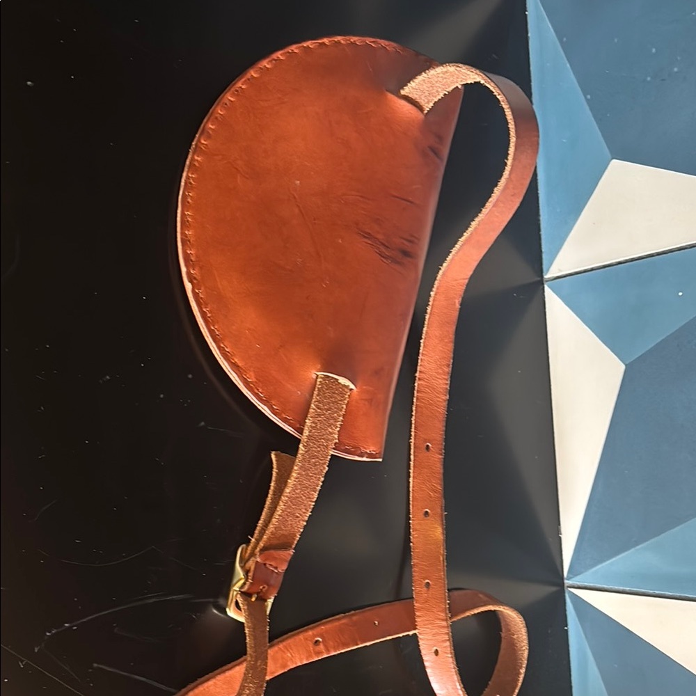 Elegant Tan Leather Crossbody Bag - Picture 2 of 3